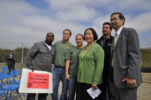 Mayor Jean Quan with Port Commissioner Victor Uno and FAA furloughed workers